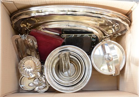 Cartone contenente numerosi oggetti in metallo argentato (difetti)