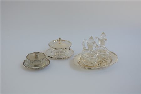 Lotto in argento composto da due formaggere e un'oliera in vetro. Italia,...