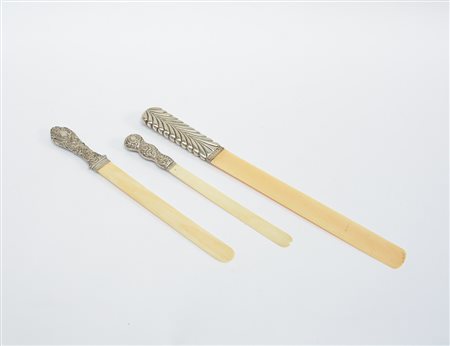 Lotto composto da tre tagliacarte con prese in argento sbalzato e lame in...