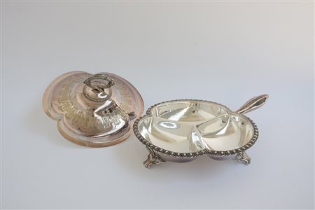 Grande antipastiera con coperchio in metallo argentato decorato sul coperchio...