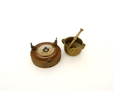 Lotto composto da un mortaio in bronzo e un barometro (difetti)