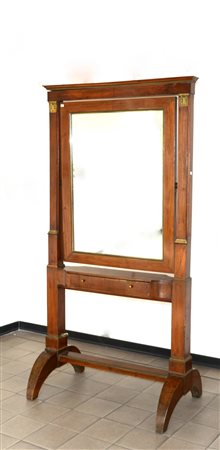 Psiche da terra in noce con specchio basculante con montanti a colonna...
