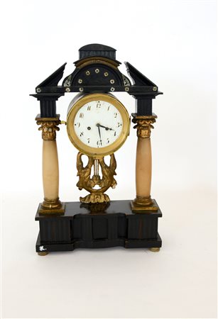 ANONIMO Pendola di forma architettonica in legno ebanizzato decorato da...