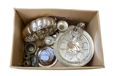 Cartone contenente numerosi oggetti di diversa epoca e fattura (difetti)