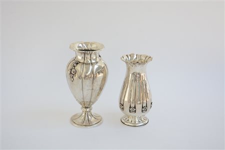 Lotto in argento composto da due vasi con corpo a balaustro di cui uno...