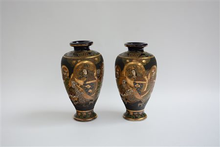 Coppia di vasi in porcellana in stile Satsuma raffigurante figure e draghi su...