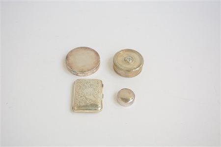 Lotto in argento composto da quattro scatole di misure e forme diverse di cui...