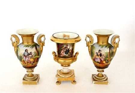 Manifattura fine sec. XIX. Lotto composto da tre vasi biansati in porcellana...