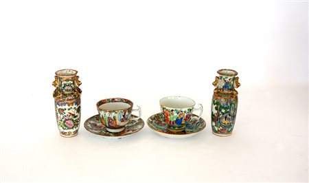 Lotto composto da due vasetti e due tazze con piattini decorati nei toni...