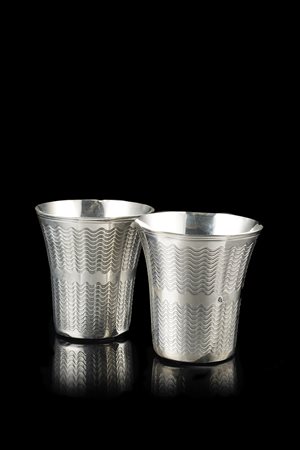 Coppia di bicchieri in argento di forma troncoconica svasata con superficie...
