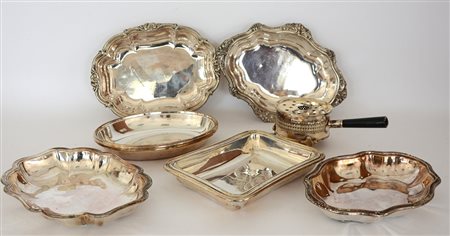 Cartone contenente numerose legumiere e oggetti diversi in metallo argentato...