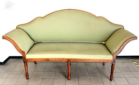 Divano ad orecchioni in noce rivestito in tessuto verde. Montanti mossi,...