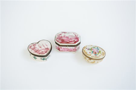 Manifatture diverse sec. XIX. Gruppo di tre scatolette in ceramica e...