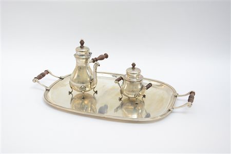 Parte di un servizio in argento composto da un vassoio ovale, una zuccheriera...