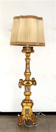 Portacero in legno intagliato e dorato a volute fogliate, festoni e teste di...