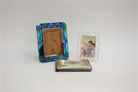 Lotto composto da due cornici portafoto in vetro e un porta block notes in...