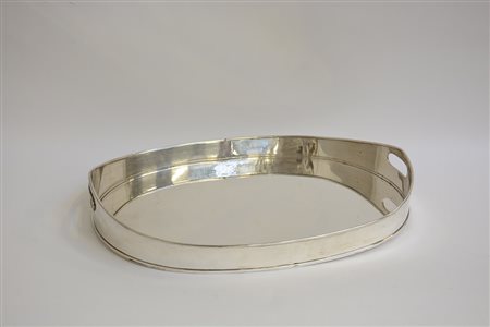 Grande vassoio biansato a corpo liscio in metallo argentato (cm 64)