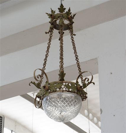 Lampadario da portico a sospensione in ferro battuto e dipinto a motivi...