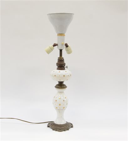 Lampada in opaline bianca decorata con motivi di stelle in oro, base in metallo