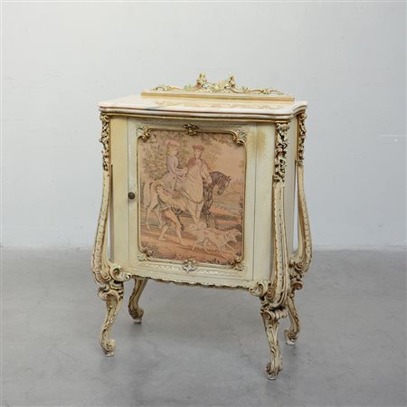 Mobiletto di forma sagomata in legno laccato e dorato ad un'anta sul fronte...