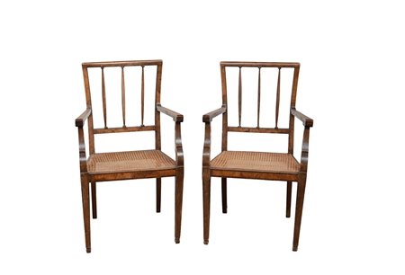 Coppia di poltrone con schienale a giorno e montanti torniti. Piedi...