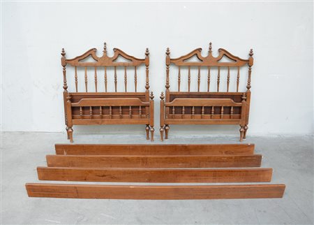 Coppia di lettini con montanti torniti completo di sponde