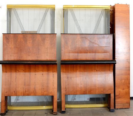 Coppia di letti impiallacciati in ciliegio con testata lineare, pediera...