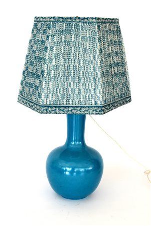 Lampada da tavolo a vaso in porcellana smaltata blu marino con paralume...