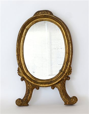 Piccola specchiera ovale in legno dorato con piedi d'appoggio intagliati a...