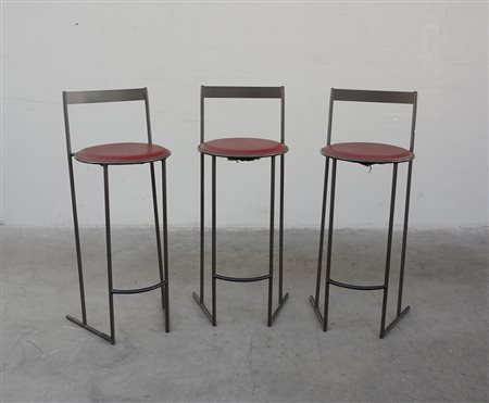 Gruppo di tre sgabelli alti con struttura in tubolare d'acciaio saldato e...