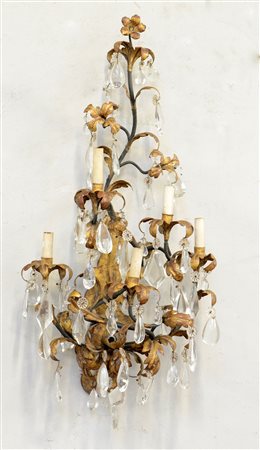 Grande applique a cinque luci in metallo dorato decorato a fiori, foglie e...