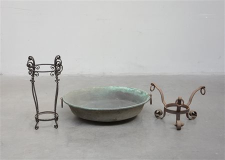 Lotto composto da un grande bacile biansato e due basi in ferro battuto...