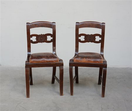 Coppia di sedie in noce con schienale a giorno e cartelle sagomate, gambe...