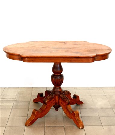 Tavolo con piano a 'biscotto', sostegno a quattro gambe mosse e intagliate...