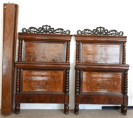 Letto a due piazze impiallacciato in noce con pannelli radicati, montanti a...