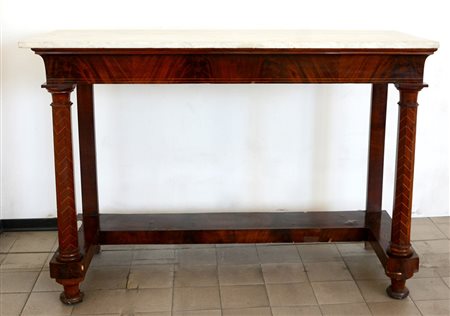 Grande console impiallacciata in mogano con montanti anteriori a colonne...