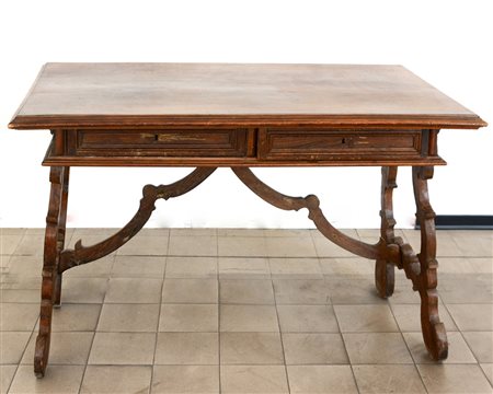 Antico tavolo in stile spagnolo con sostegni a trespolo e due cassetti nella...