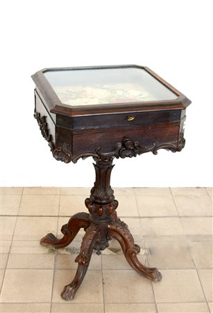 Tavolino da lavoro in palissandro con piano apribile a vetrina celante un...