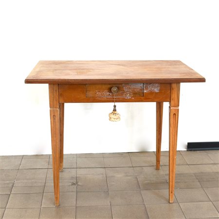 Tavolino in legno dolce con cassetto, gambe rastremate e scanalate (cm...
