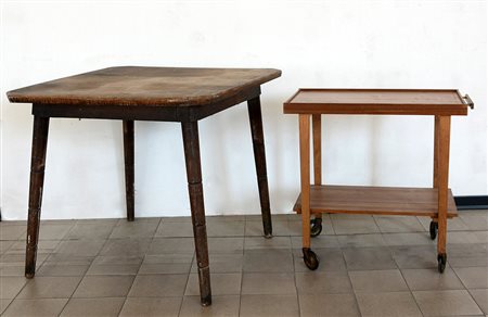 Lotto composto da un tavolino rustico quadrato (cm 81x72x81) e un carrello...