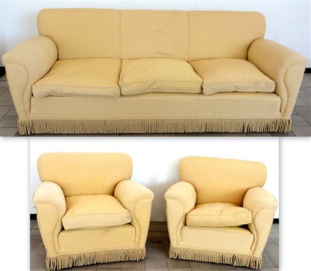 Fornitura da salotto composta da un divano a tre posti e due poltrone...