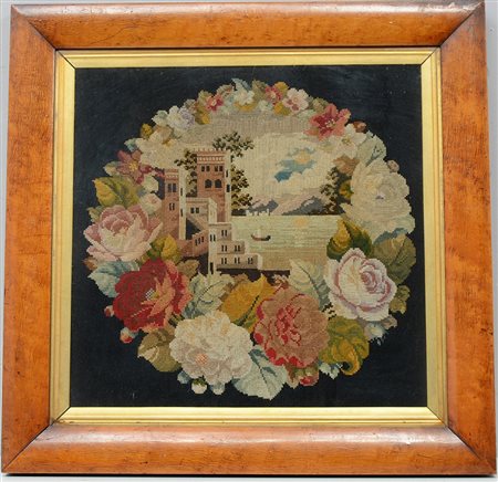 Ricamo raffigurante un castello sul mare dentro una ghirlanda di fiori, in...