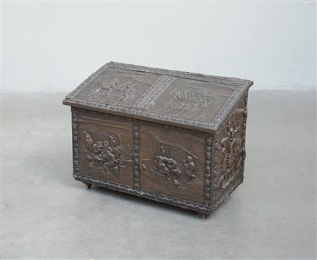 Portalegna rivestito in rame sbalzato raffigurante scene d'interni e motivi...