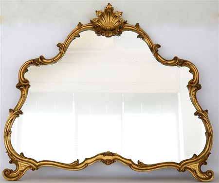 Specchiera da comÚ in legno intagliato e dorato con decoro a foglie e volute,...