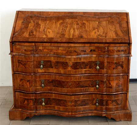 Cassettone a ribalta Luigi XIV lastronato in noce e radica di noce, fronte a...