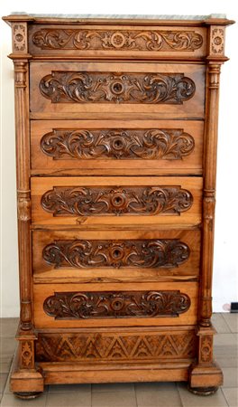 Cassettiera in noce a cinque cassetti con pannelli intagliati decorati a...