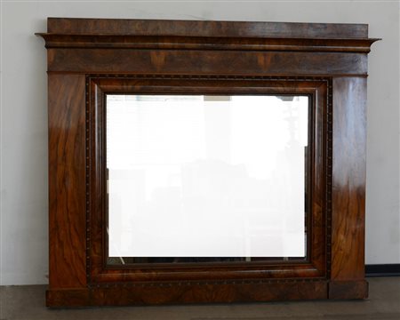 Grande caminiera impiallacciata in radica di noce (cm 157x132) (difetti e...