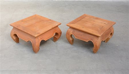 Arte orientale. Coppia di sgabelli in legno con gambe e fasce sagoamte (difetti)