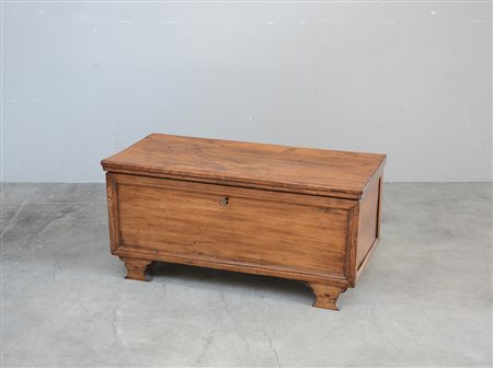 Piccola cassapanca con fronte e fianchi riquadrati, piedi sagomati (cm 94x46x44)