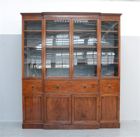 Libreria inglese lastronata in mogano con parte bassa a due sportelli...